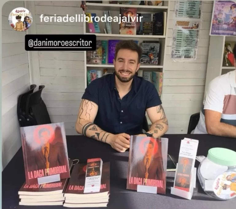 Autor Daniel Moro Otero en su stand con La Daga Primordial.