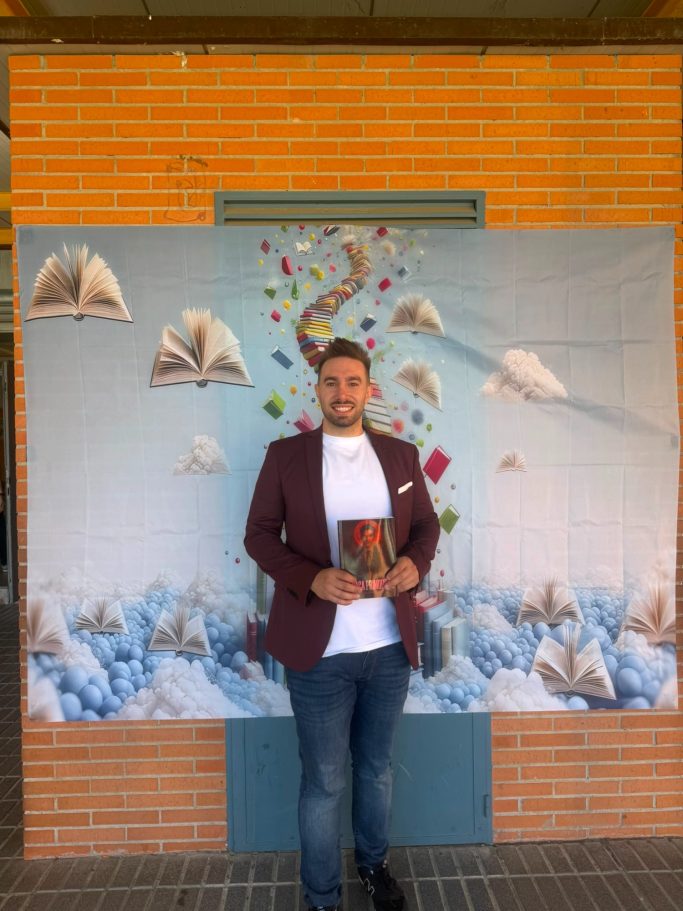 Daniel Moro Otero sosteniendo su libro en un evento literario.