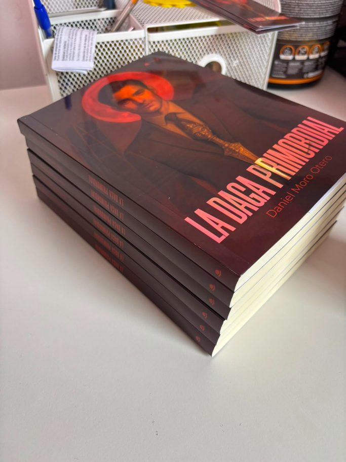 Stack de libros La Daga Primordial sobre escritorio.